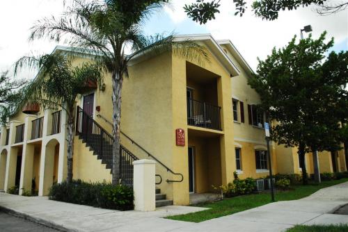 Alhambra Cove Apartments